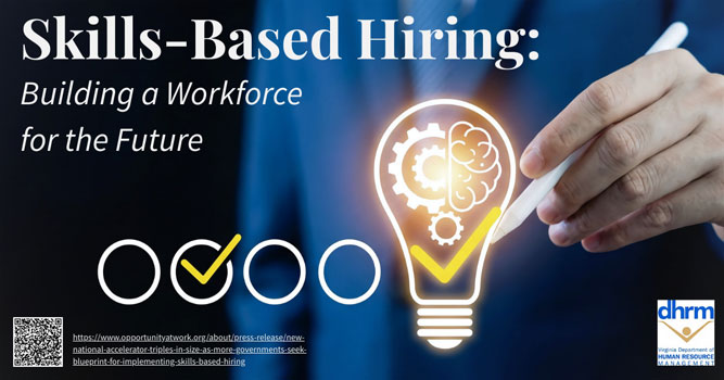 전구 뒤에 체크 표시를 하는 비즈니스맨