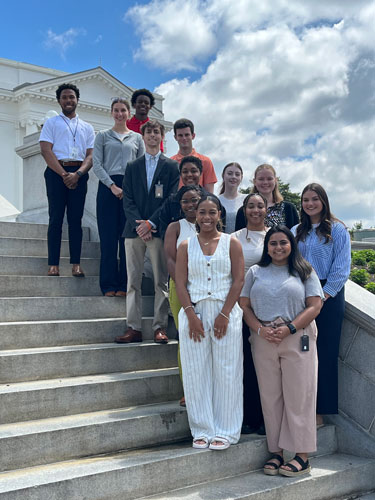 국회 의사당 계단에 서 있는 학생 그룹