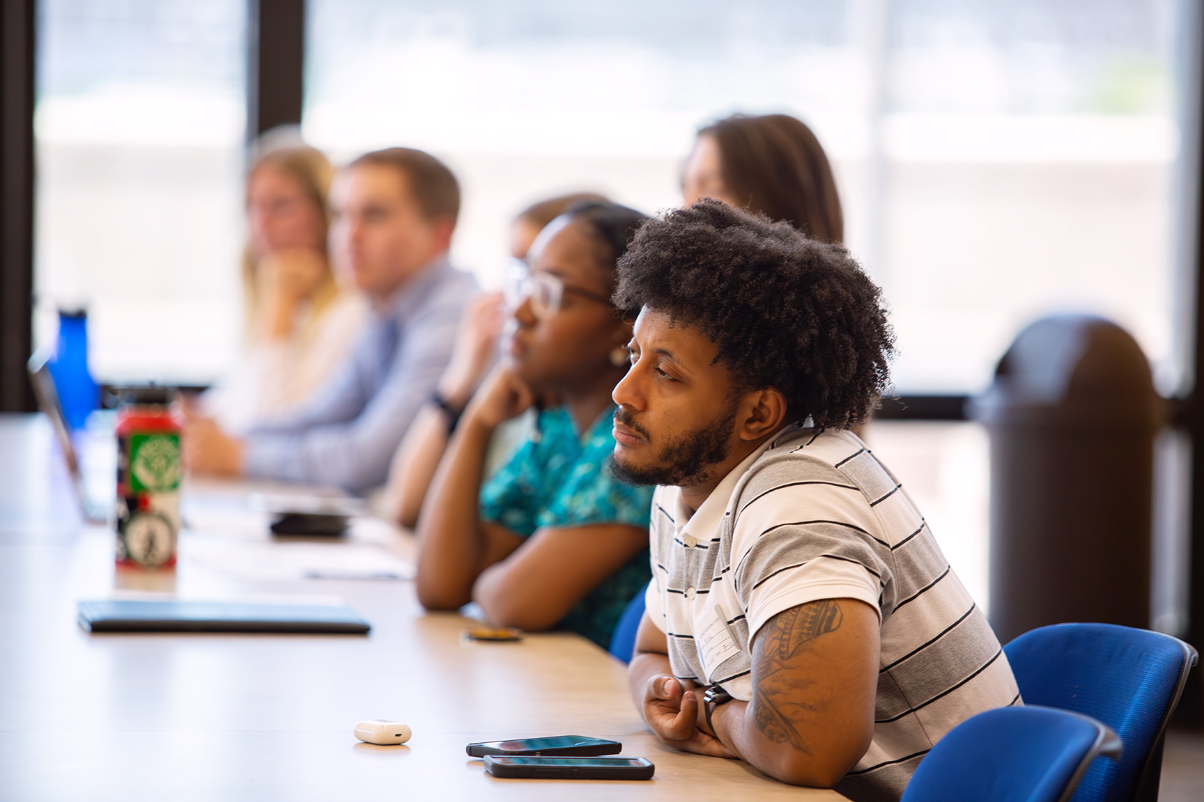 테이블에 앉아있는 사람들 그룹